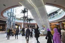 Image du Maroc Professionnelle de  Des visiteurs flânent et découvrent le nouveau grand centre commercial de Casablanca "Morocco Mega Mall", le plus grand centre commercial d'Afrique avec 200.000 m² de surface au sol située sur le Boulevard de la Corniche Boulevard de L'Océan Ain Diab, à Casablanca, Vendredi 16 Décembre 2011. (Photo / Abdeljalil Bounhar)

 